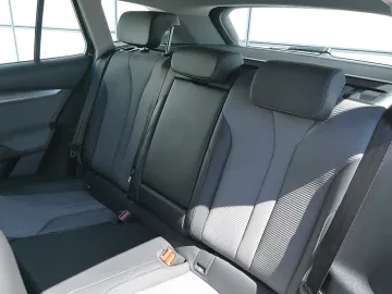 Car image 32