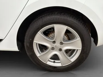 Car image 26