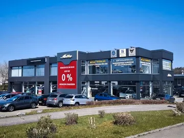 Car image 30