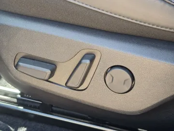 Car image 32