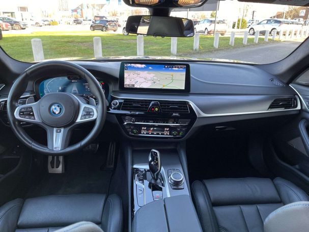 BMW 545 e xDrive 290 kW image number 10