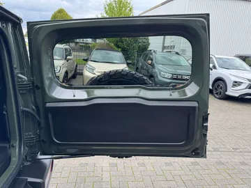 Car image 30