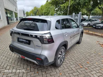 Car image 12