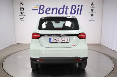 Car image 4