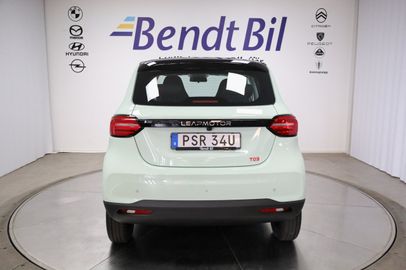 Car image 4