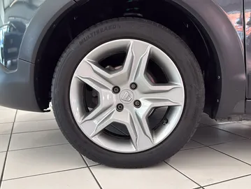 Car image 25