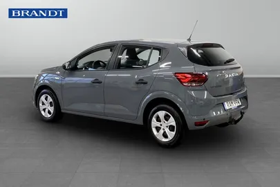 Car image 4