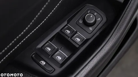 Car image 32