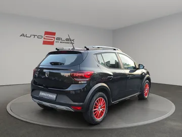 Car image 4