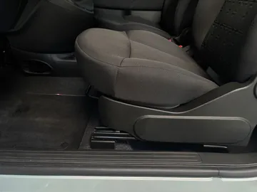 Car image 30