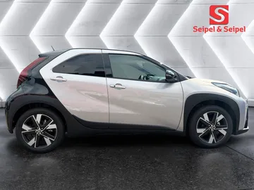 Car image 4