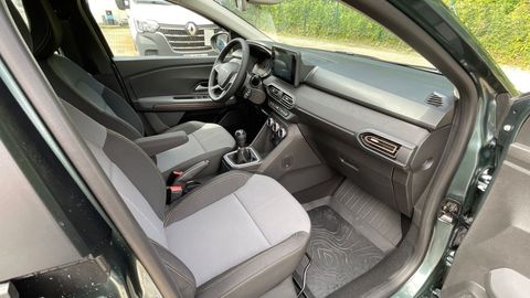 Car image 11