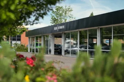 Car image 21