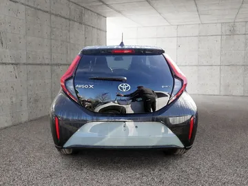 Car image 4