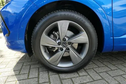 Car image 24