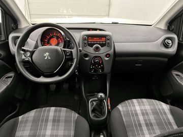 Car image 12