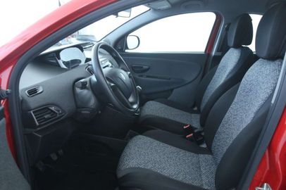 Car image 9