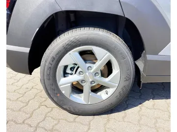 Car image 25