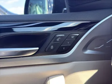 Car image 34