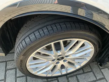 Car image 30