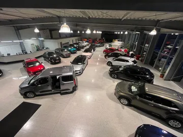 Car image 25