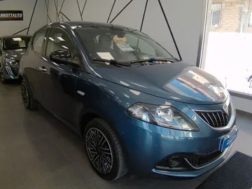 Car image 2