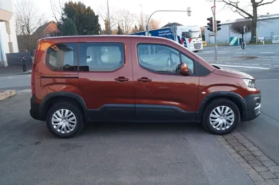 Car image 4