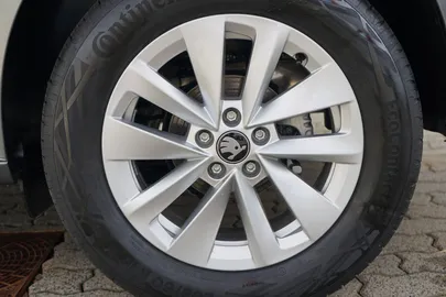 Car image 28