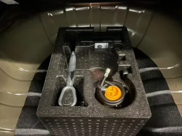 Car image 27
