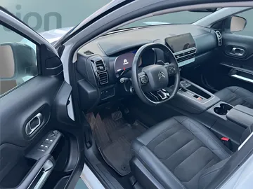 Car image 16