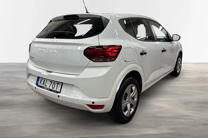 Car image 3