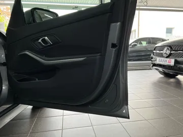 Car image 38