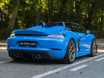 Car image 4