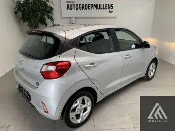 Car image 4