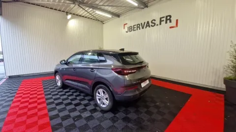 Car image 4