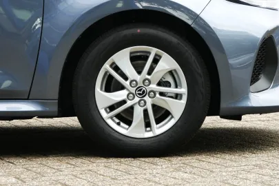 Car image 19