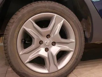 Car image 18