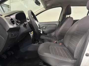 Car image 19
