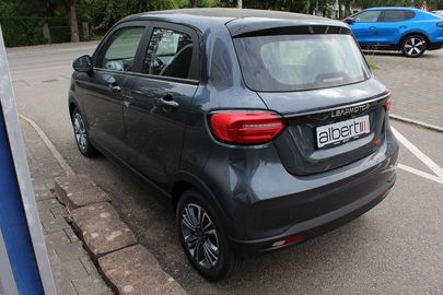 Car image 4