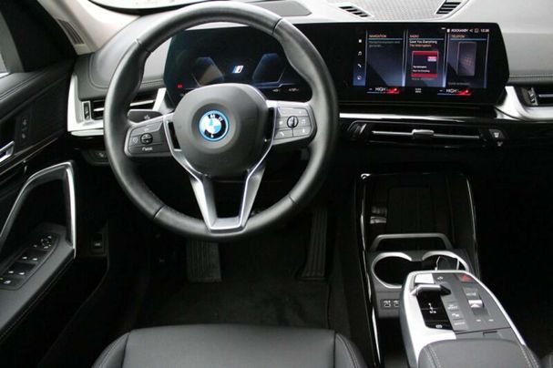 BMW iX1 xDrive30 xLine 225 kW image number 5