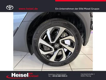 Car image 18
