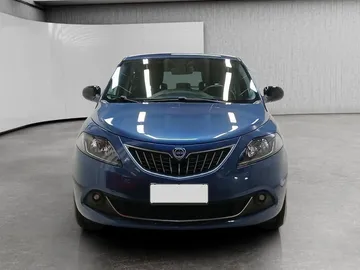 Car image 3