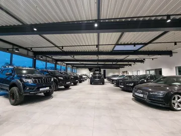 Car image 18