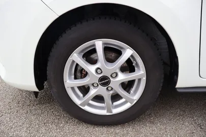 Car image 30