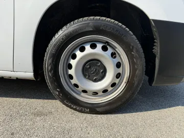 Car image 28