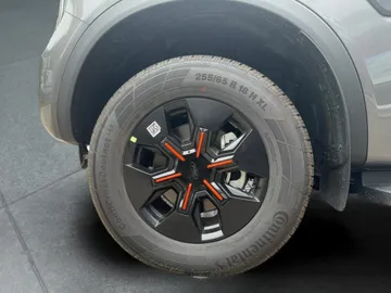 Car image 13