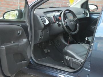 Car image 12