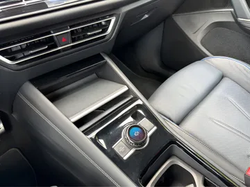 Car image 29