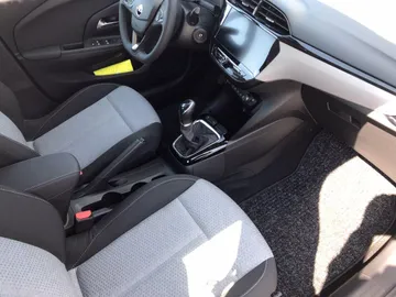 Car image 19