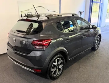 Car image 4